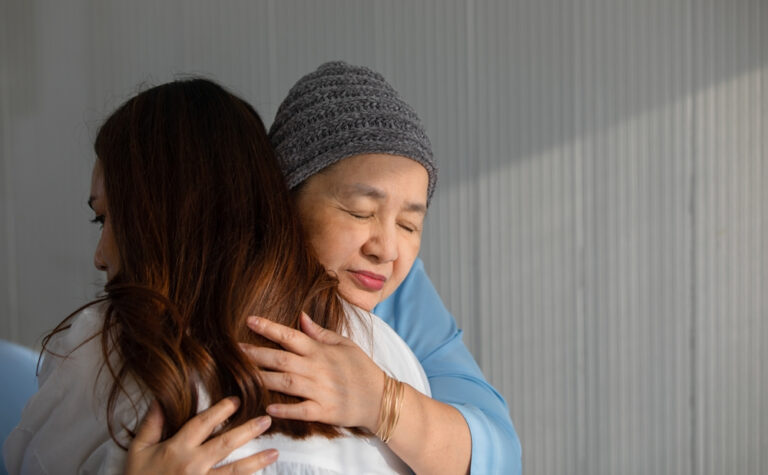 Hiểu và giảm cảm xúc tiêu cực cho người nhà bệnh nhân ung thư