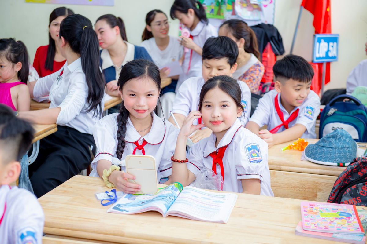 Học sinh tiểu học Việt Nam trong lớp học